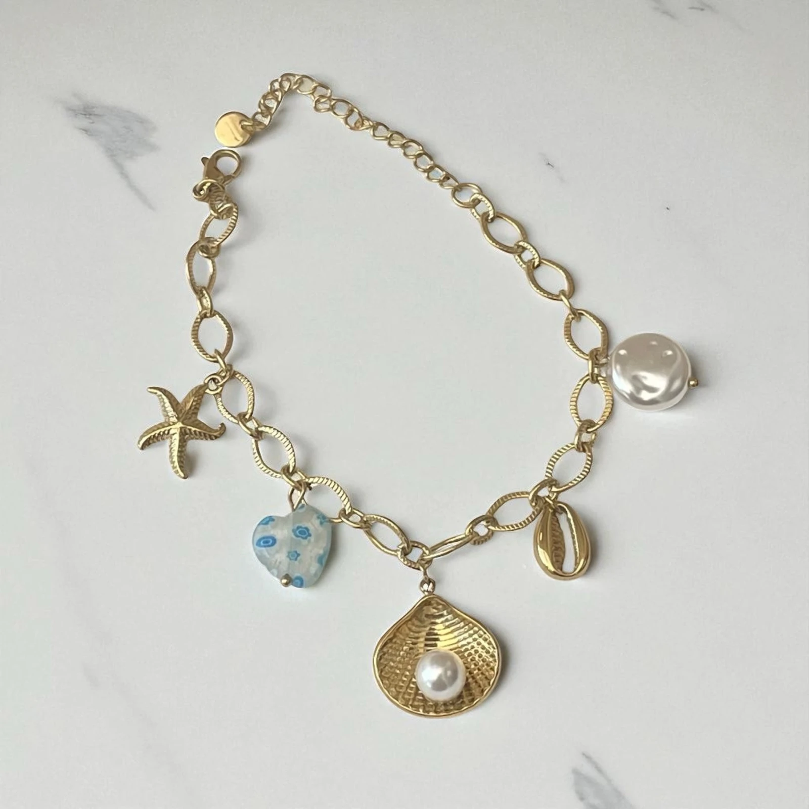Bracelet chaîne dorée breloques de la mer bleu